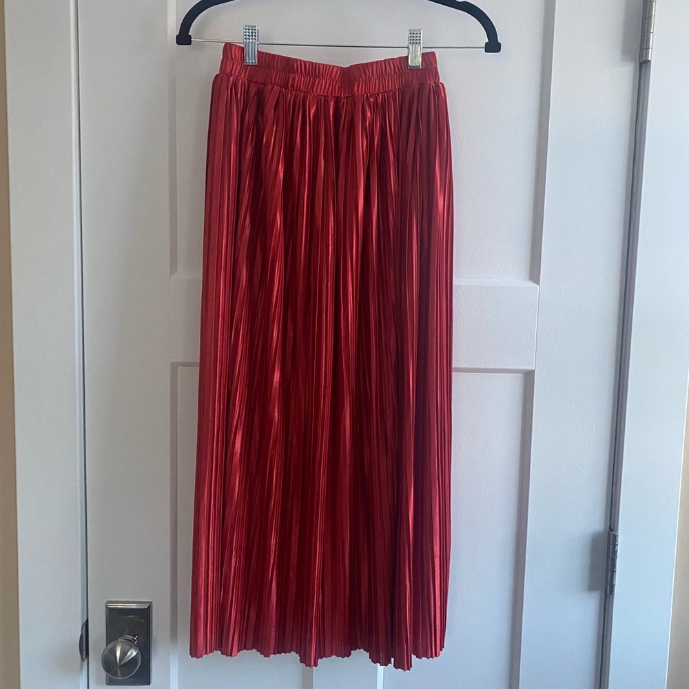 Q2 Red Pleated Midi Skirt
